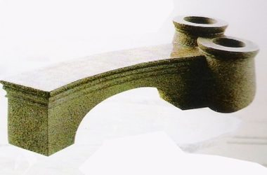 ספסל בשילוב עציצים